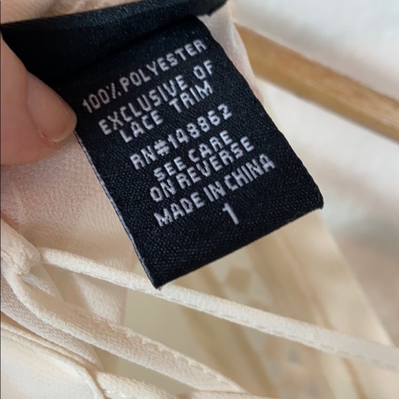 Euc Torrid cream sheer flutter sleeve top 1X - Picture 6 of 6